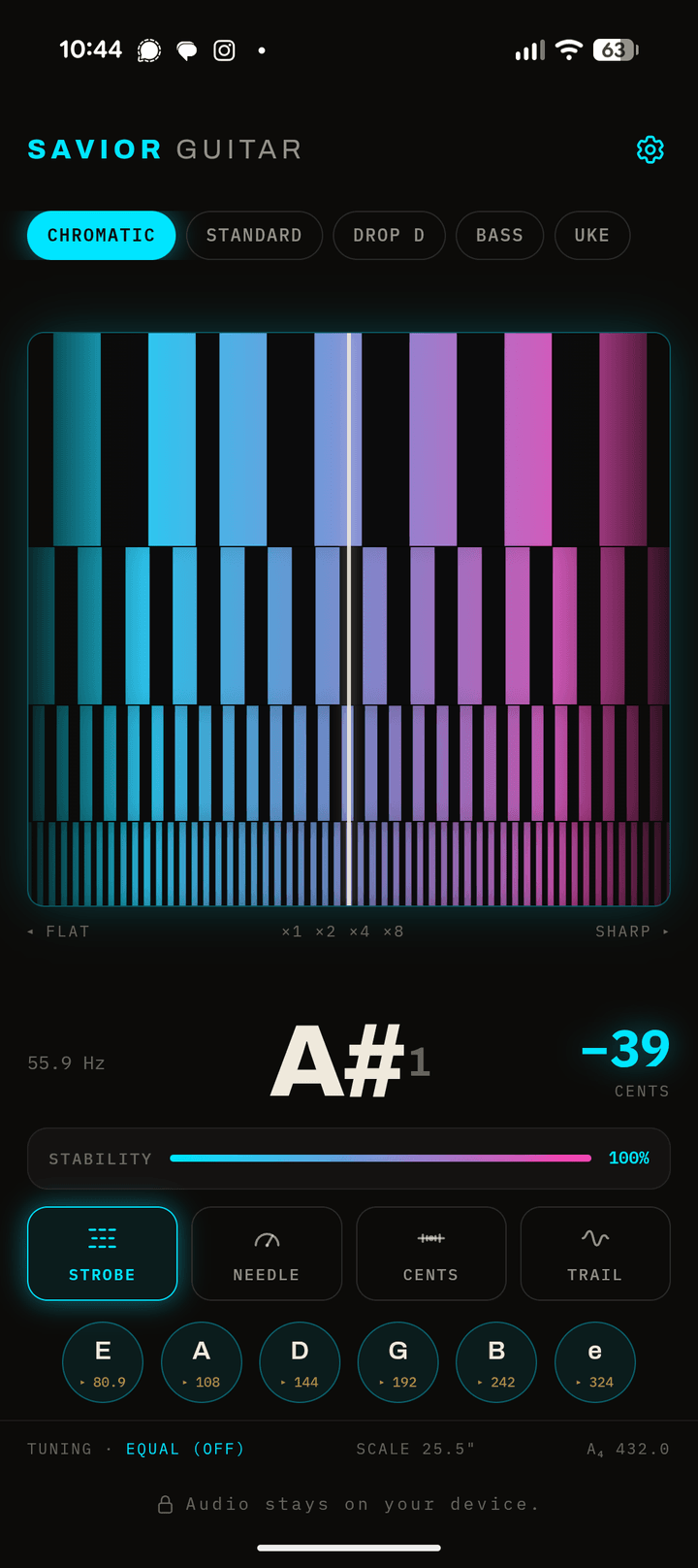 Savior Guitar Tuner: Pro strobe display in the synth cyan and pink color palette